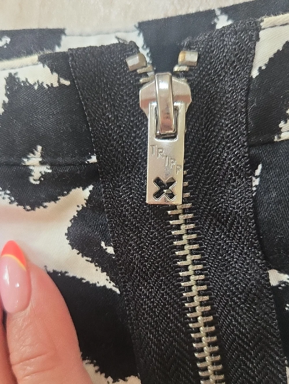 Tripp NYC Daang Goodman Black/White Star Skater Mini Skirt - Picture 6 of 6